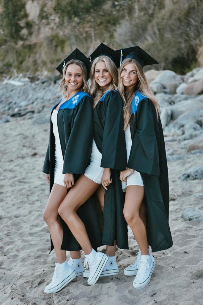 3 Girlies in highschoole Abschluss Robe.jpg