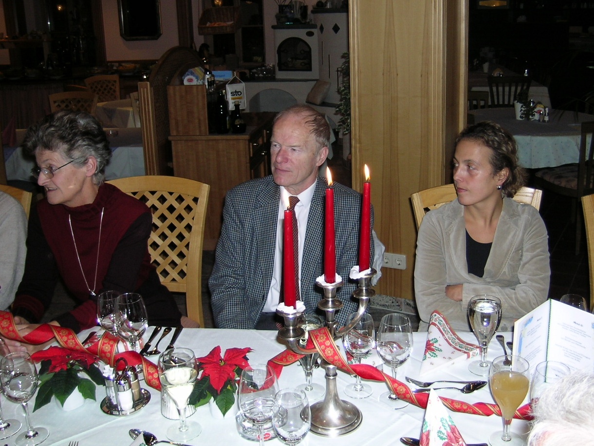 ARGE Weihnachtsfeier 2003 Walter mit Fr Tobeitz.jpg